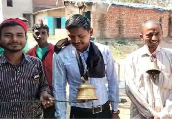 पुलिस को नहीं सौंपा, मंदिर से घंटी चुराने वालों को ग्रामीणों ने दी सजा  