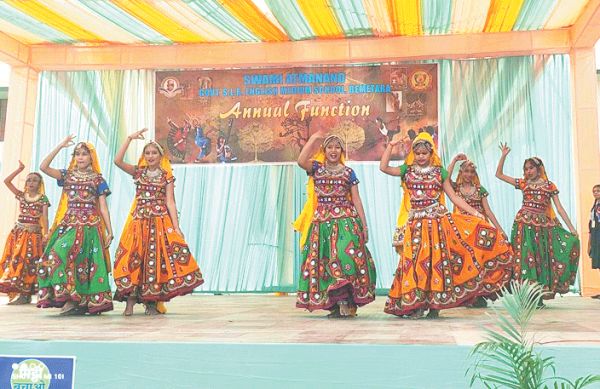तेरी मिट्टी में मिल जावां... गीत पर थिरकने लगे विद्यार्थी