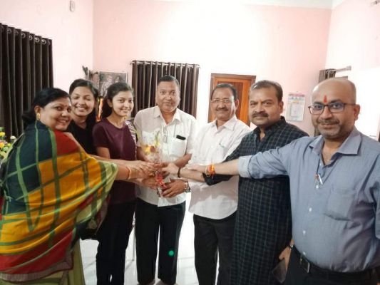 यूक्रेन से लौटी आकृति से मिले भाजपा नेता, मोदी का जताया आभार