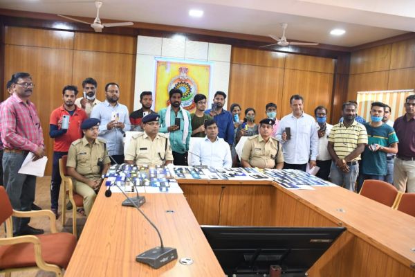 एसपी ने लौटाया गुम 150 मोबाइल