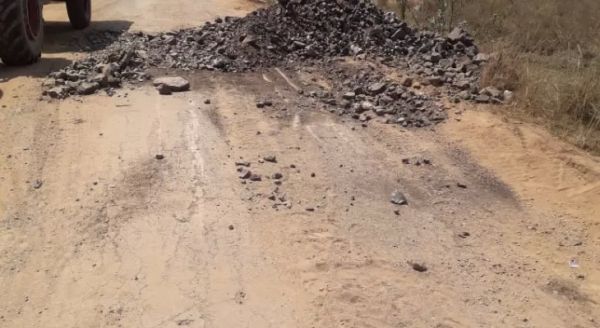 पीएम सडक़ भारी वाहनों के चलते खराब, आंदोलन की चेतावनी