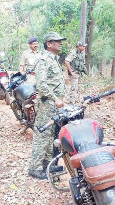 एसपी ने बाइक से किया नक्सल प्रभावित क्षेत्र का दौरा