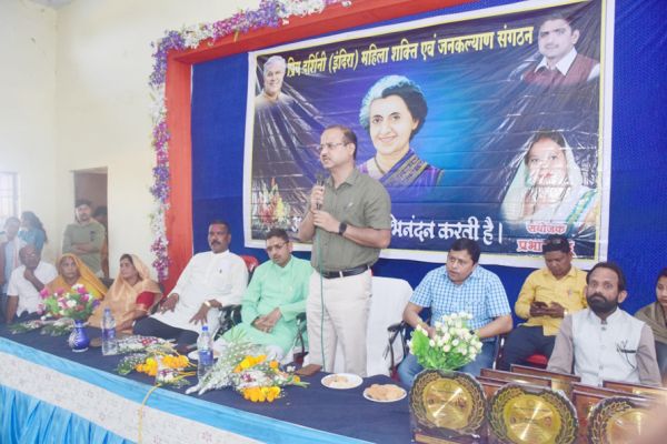 उत्कृष्ट कार्य करने वाली महिलाएं सम्मानित