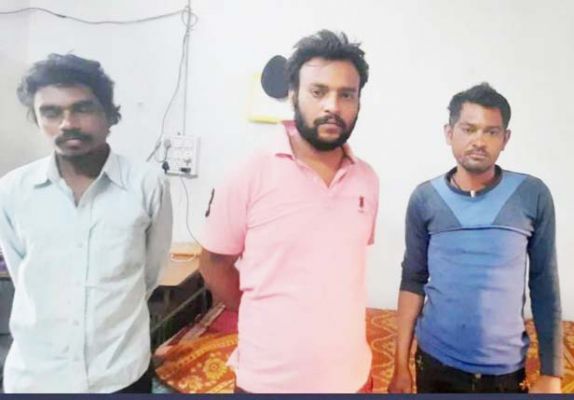 अवैध रूप से शराब बेचते 3 बंदी