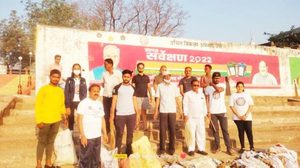 नगर के ब्रांड एंबेसडरों ने की नेहरू घाट की सफाई