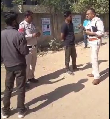 देखें VIDEO : छोटे वाहनों पर आरटीओ कार्रवाई से रोष, उडऩदस्ता प्रभारी से झड़प का वीडियो फैला