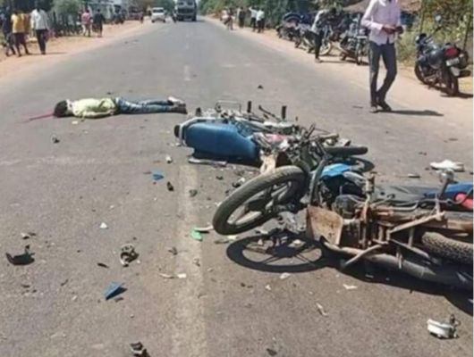  दो बाइकें भिड़ीं, दो मौतें, एक घायल