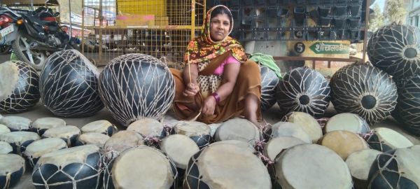  सुनाई दे रही नगाड़ों की थाप, रंगों का बाजार सजा