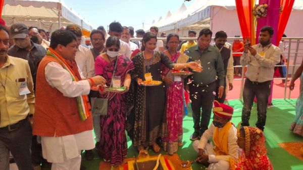 प्रभारी मंत्री ने किया विभागीय स्टॉलों का अवलोकन, नव दंपत्तियों को दिया आशीर्वाद