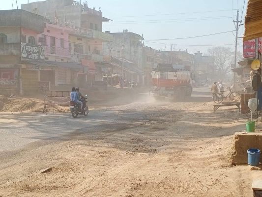 3 साल से सडक़ अधूरा, पानी छिडक़ाव नहीं