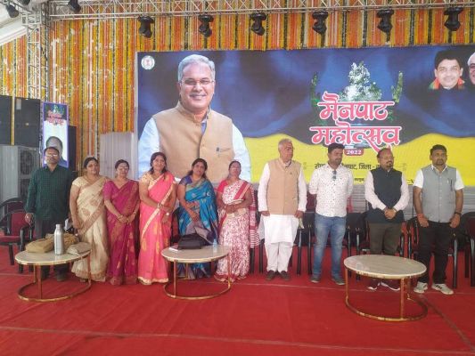 करम के डार नोनी सरना कर पूजा, सब ले सुघर ऐदे हमर सरगुजा...