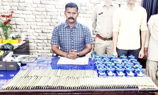 गैस रिफलिंग रॉड व रेगुलेटर की  अवैध बिक्री करते पकड़ाया