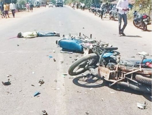 दो बाइकें भिड़ीं, 2 मौतें, एक घायल