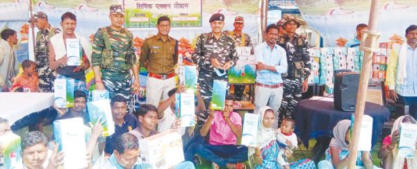 सिविक एक्शन प्रोग्राम: सीआरपीएफ जवानों ने ग्रामीणों को बांटे सामान