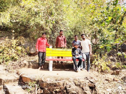 छूरीगढ़धाम में विश्राम के लिए लगी कुर्सियां