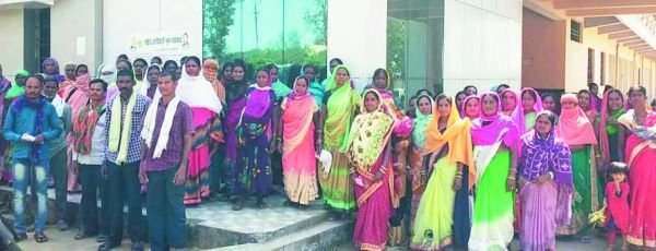 गांव में महुआ शराब बेचने पर प्रतिबंध लगाएं-ग्रामीण