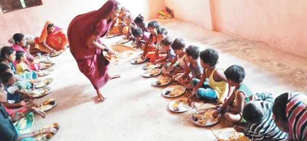 आंगनबाड़ी केंद्रों में एनिमिक महिलाओं को परोस रहे पौष्टिक भोजन