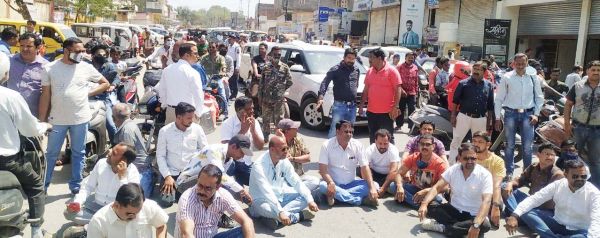 निजी स्कूलों की मनमानी शुल्क वसूली, विरोध में अभिभावक संघ का चक्काजाम