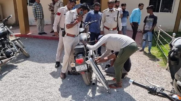 प्रेशर हार्न-पटाखा साईलेंसर पर जुर्माना, स्थायी वारंटी पकड़ाए