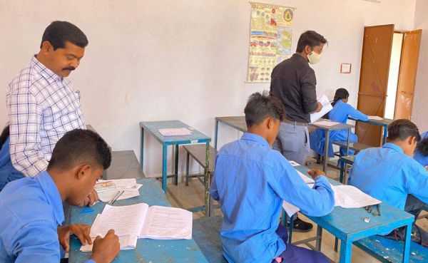 अफसरों ने किया हाईस्कूल परीक्षा केंद्र व शालाओं का निरीक्षण