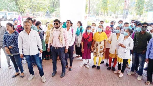 संविदा सेवा अवधि बढ़ाने की मांग, सौंपा ज्ञापन