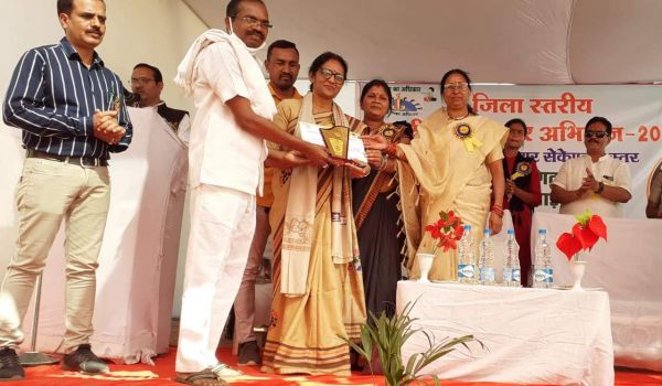 कोरोनाकाल में उत्कृष्ट कार्य करने पर शिक्षिका मधु का सम्मान