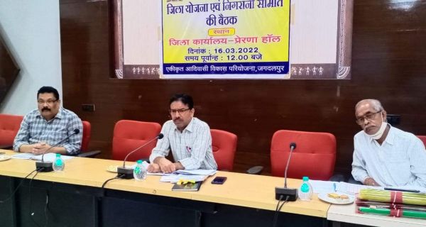 आदिवासी बाहुल्य गांवों के विकास पर चर्चा