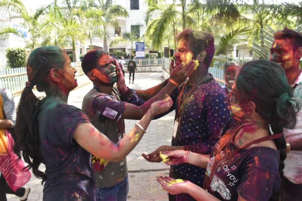 उड़ते रंग-गुलाल के साथ छाई होली की खुमारी