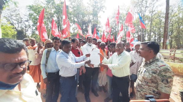 सीपीआई व आनुसांगिक संगठनों ने दिया फरसगांव बाजार स्थल में धरना