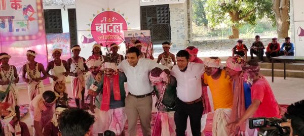 बादल एकेडमी में बस्तरिया अंदाज में मनी होली