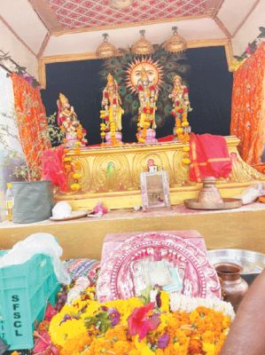शोभायात्रा निकली, कवि सम्मेलन हुआ