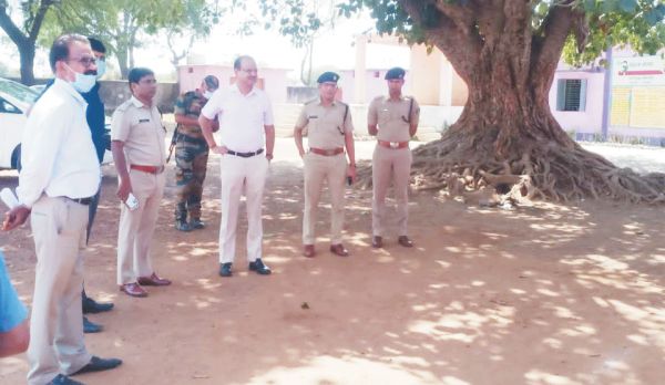   कलेक्टर-एसपी ने किया मतदान केंद्रों का निरीक्षण