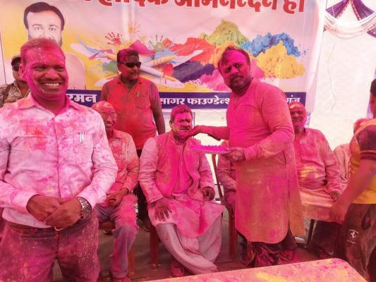 धूमधाम से मनी होली, फाग गीतों पर थिरके लोग