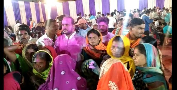 किसान नेता के साथ नगाड़े की थाप पर ग्रामीणों ने गाये फाग गीत