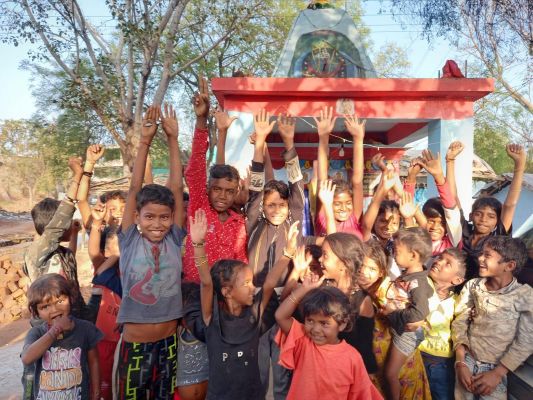 रंग गुलाल व मिठाई पाकर बच्चों के चेहरे खिल उठे
