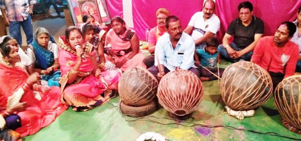  नगाड़े की थाप व डीजे की धुन पर थिरके महिलाएं-बच्चे