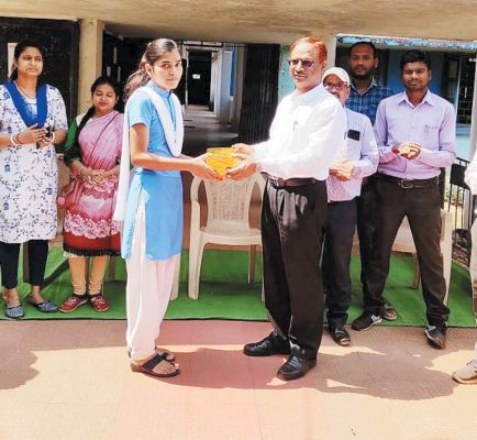 निबंध स्पर्धा में फूलचंद प्रथम