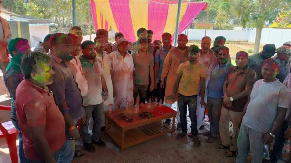 पुलिसकर्मियों ने थाने में जमकर खेली होली