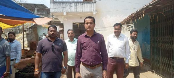छोटे सब्जी व्यवसायियों को नहीं मिली जगह, पहुंचे एसडीएम