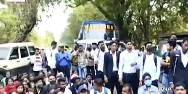 प्रोफेसर को बर्खास्त करने की मांग, छात्र-छात्राओं ने हाईवे पर किया चक्काजाम