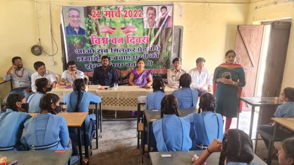 विश्व वन दिवस पर कन्या शाला में विशेष संगोष्ठी