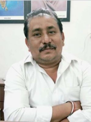 वार्ड में सफाई नहीं, मोहल्लेवासियों ने सडक़ पर फेंका कचरा