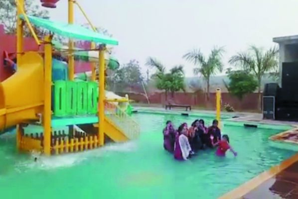 रैन डांस के साथ स्वीमिंग पुल में होली खेलने का आनंद उठाया भाजपाईयों ने