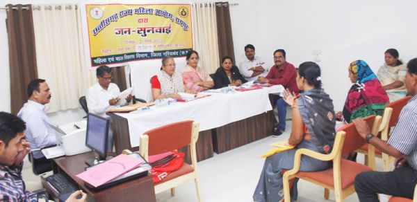नौकरी लगाने के नाम पर 5 लाख लेने वाले के विरूद्ध दीवानी मामला लगाने आयोग ने आवेदिका को दिए निर्देश