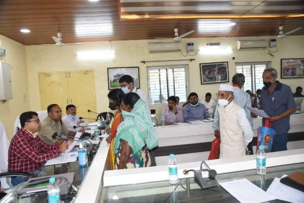 जन चौपाल में दूर-दराज से पहुंचे लोगों की सुनीं समस्याएं