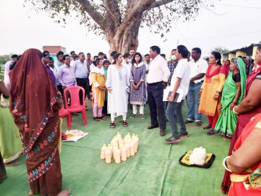 महिला समूहों की समस्या जानने पहुंचे कलेक्टर