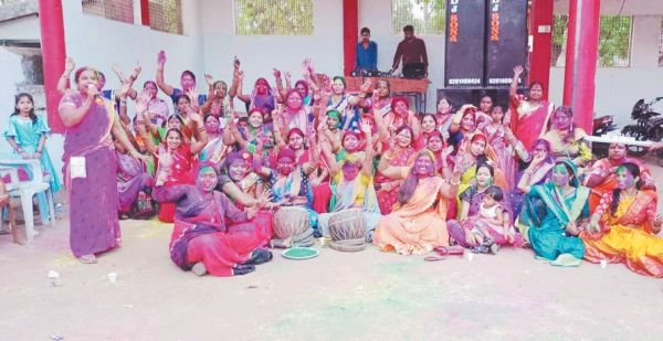 नगाड़े की थाप व डीजे की धुन में फाग गीत गाए साहू समाज की महिलाएं