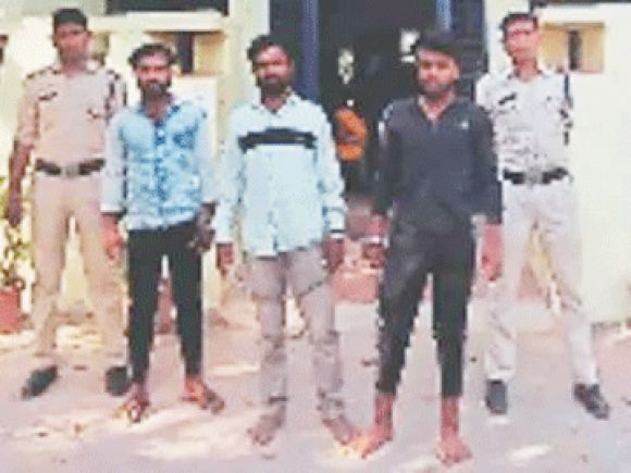 घर में घुसकर मारपीट, 3 बंदी