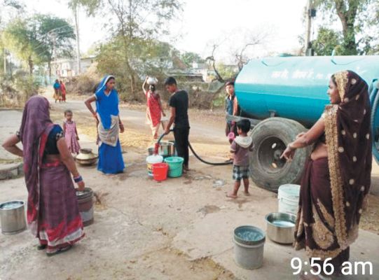 जल संकट गहराया, चंदे से पैसे जुटा टैंकर से आपूर्ति