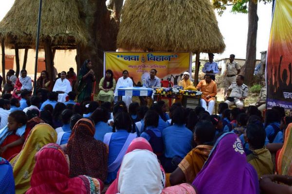 ग्रामीणों को बताए नशे से दूर रहने के तरीके